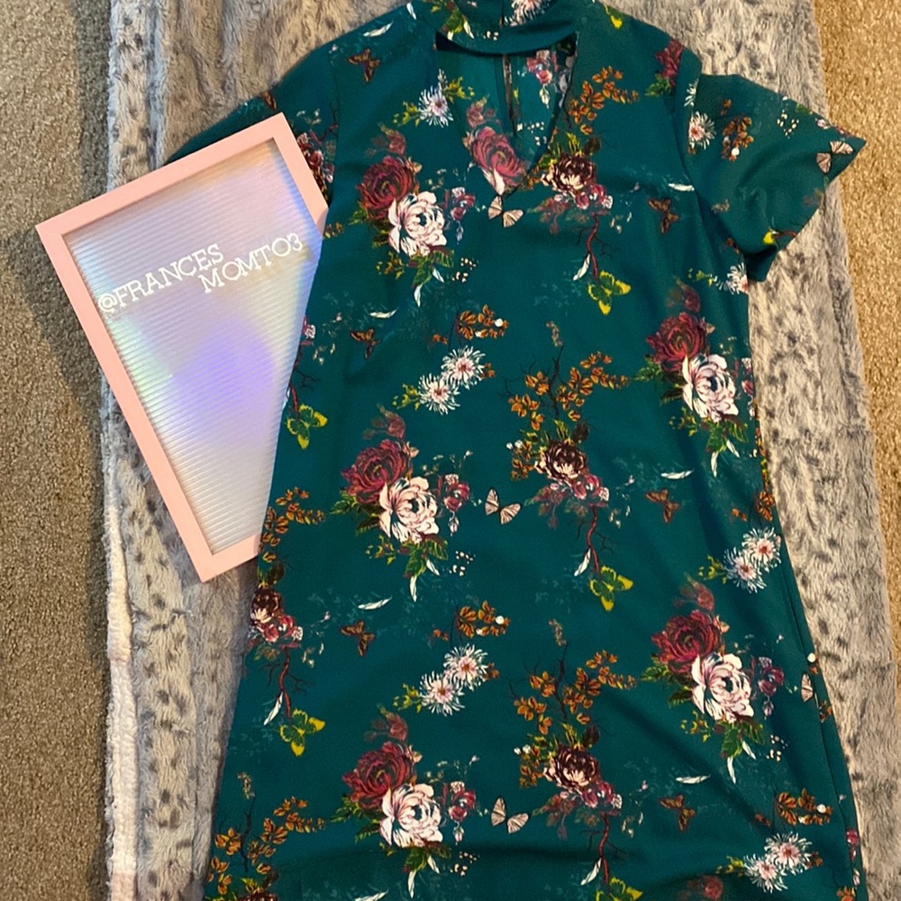 Gorgeous green dress with detailed neck